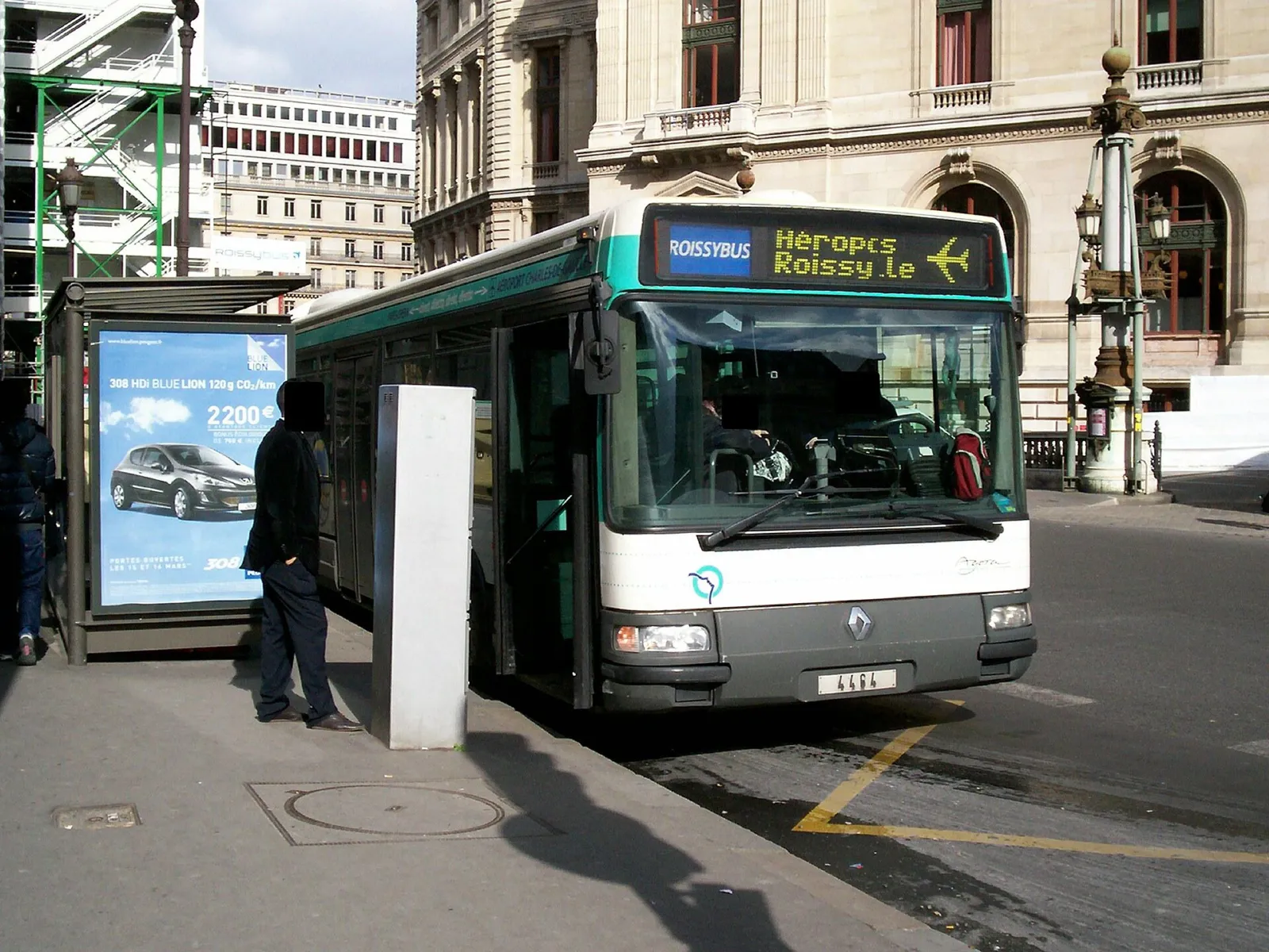 Autobús Roissybus junto a la Ópera de París, servicio hoy sustituido por la línea 9517 y el RER B