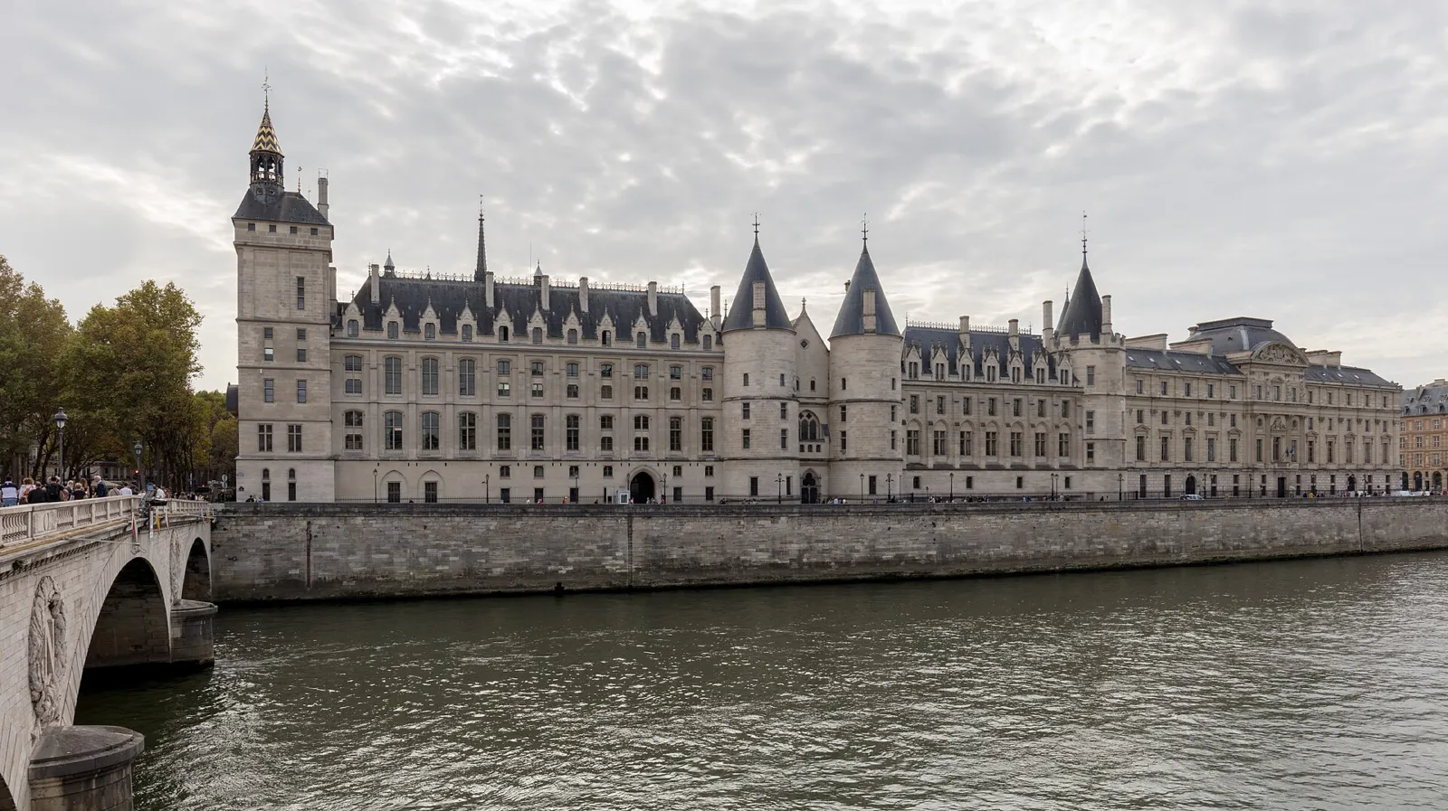Torres medievales de la Conciergerie a orillas del Sena en la isla de la Cité
