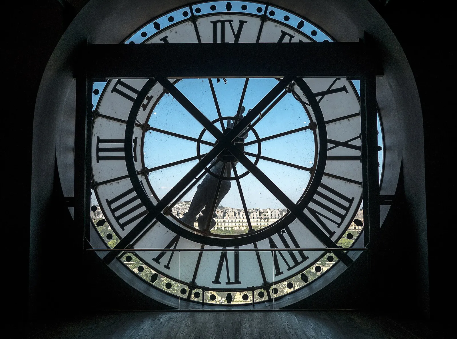 Gran reloj de la fachada del Museo de Orsay con vistas a París