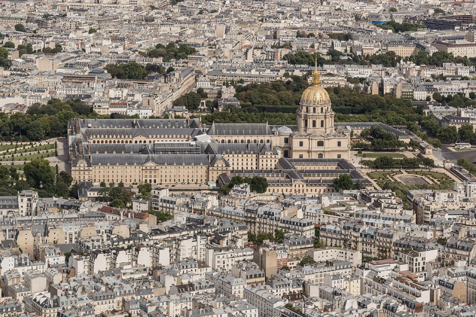 Vista aérea del Hôtel des Invalides con su cúpula dorada, bajo la que reposa Napoleón, entre los tejados de París