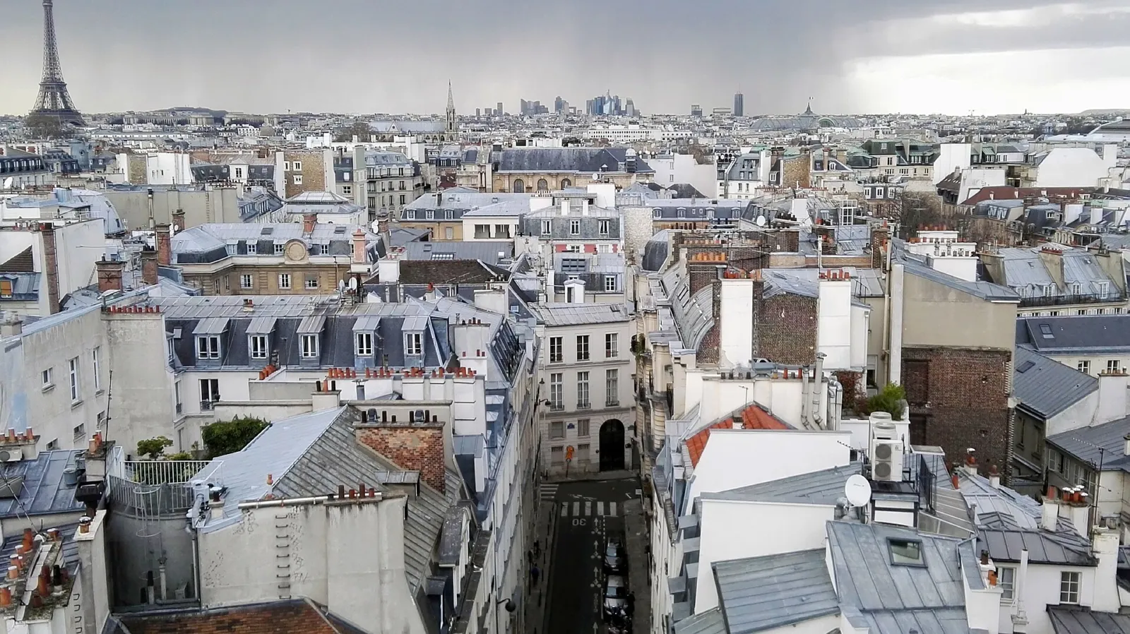 Tejados de zinc y chimeneas de los barrios del centro de París