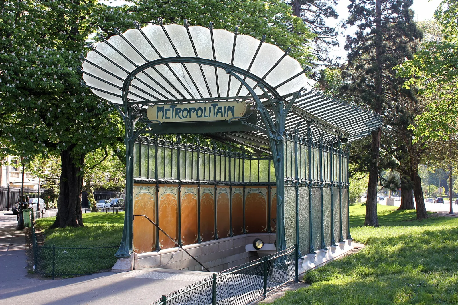 Entrada modernista de Hector Guimard a la estación de metro Porte Dauphine de París