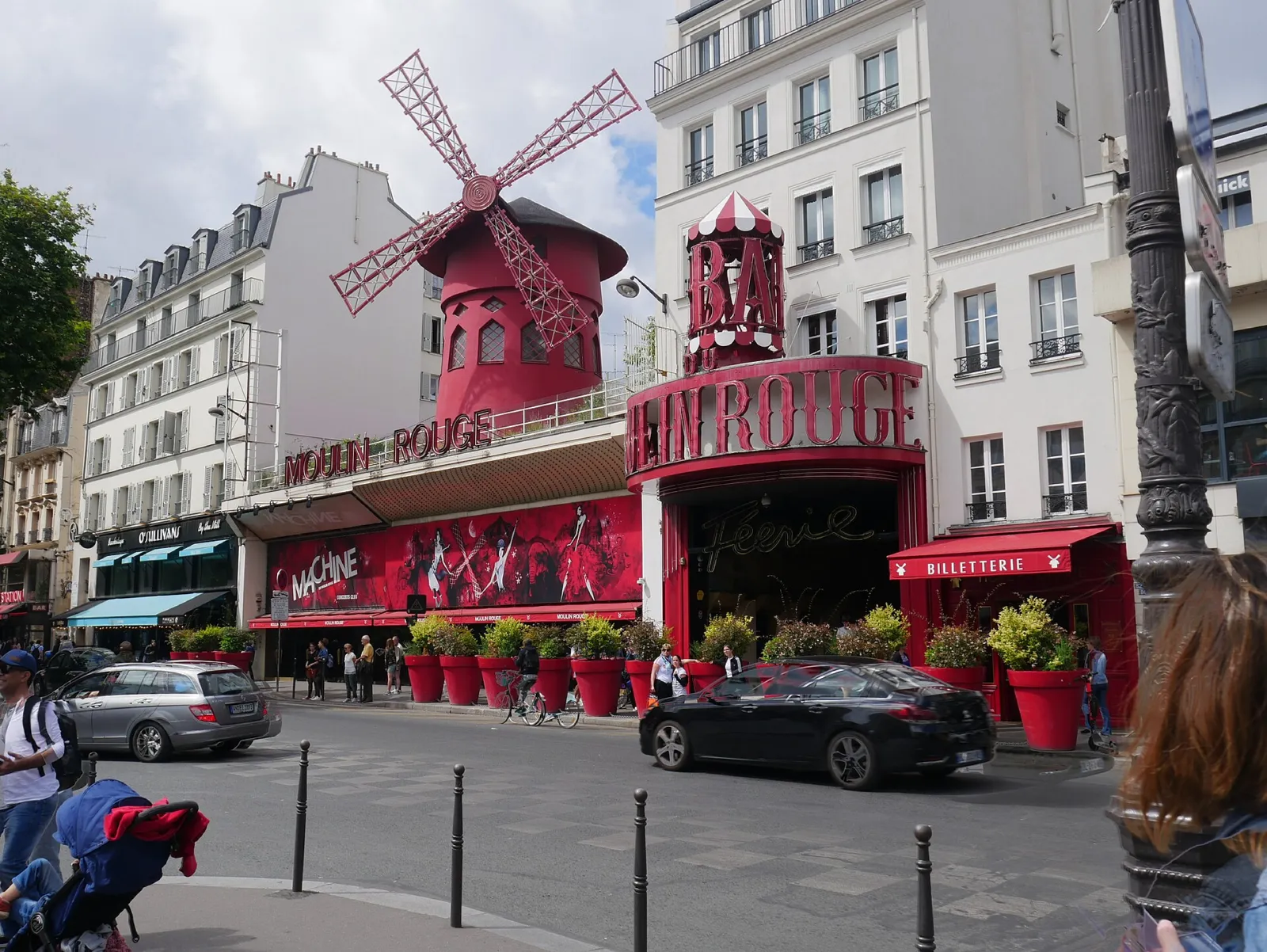 El molino rojo y el rótulo luminoso del Moulin Rouge en el boulevard de Clichy, junto a Pigalle