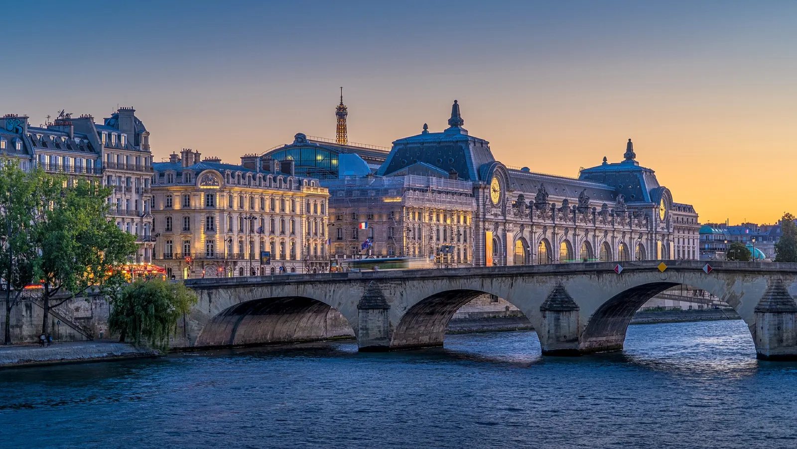 El Museo de Orsay junto al Sena visto desde el Pont Royal con luz del atardecer