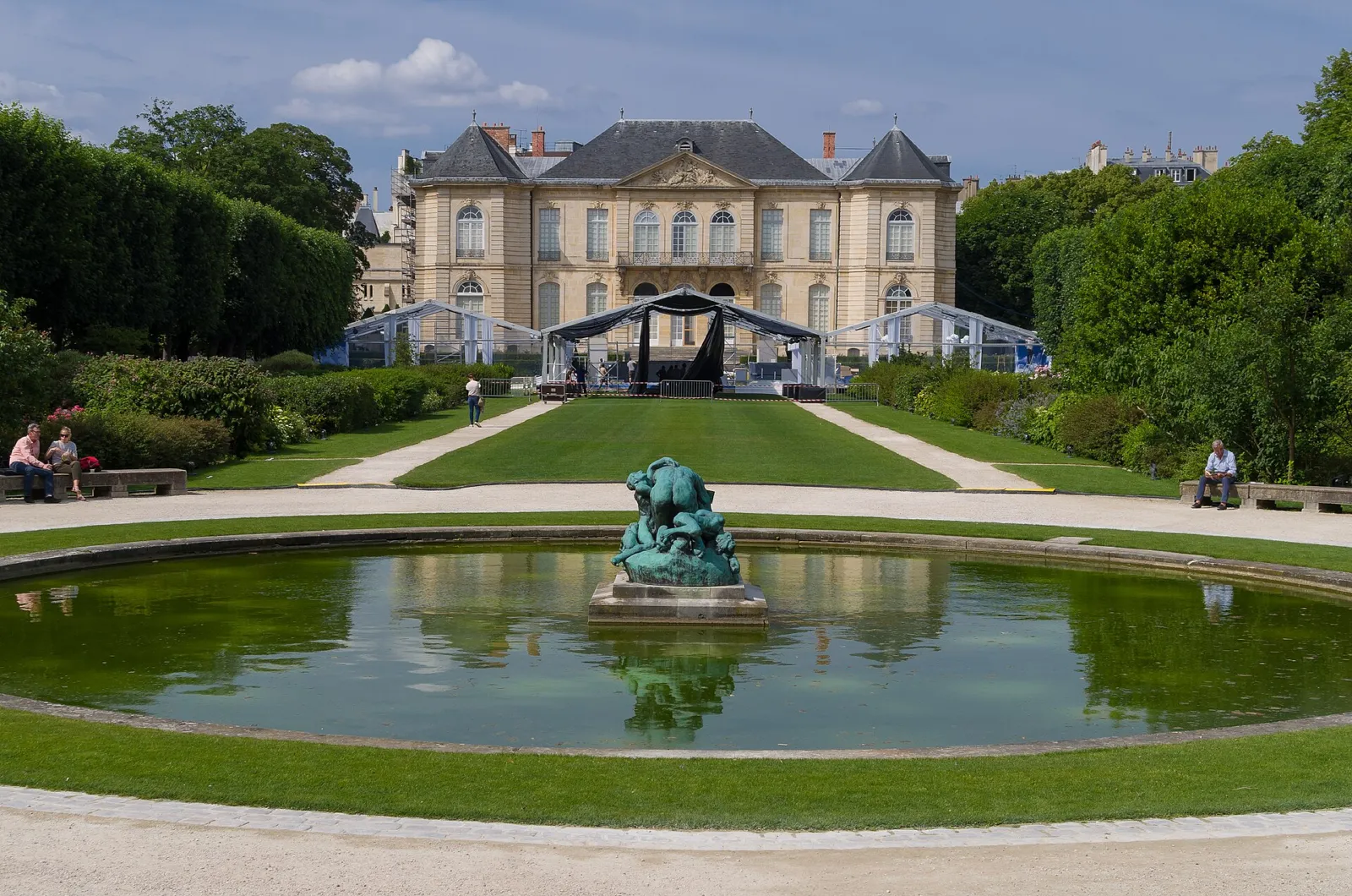 Jardín del Museo Rodin con estanque, una escultura de bronce y el Hôtel Biron al fondo