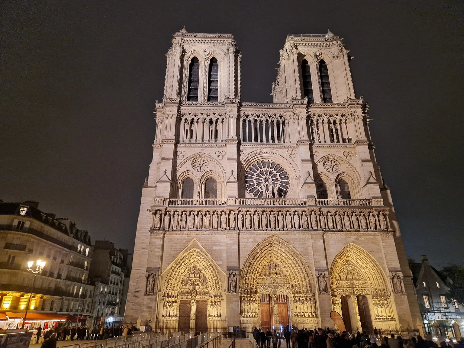 Fachada occidental de la catedral de Notre-Dame de París tras su restauración y reapertura