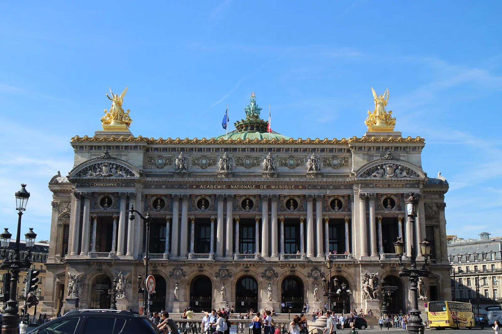 Fachada principal de la Ópera Garnier de París con sus esculturas doradas y cielo azul