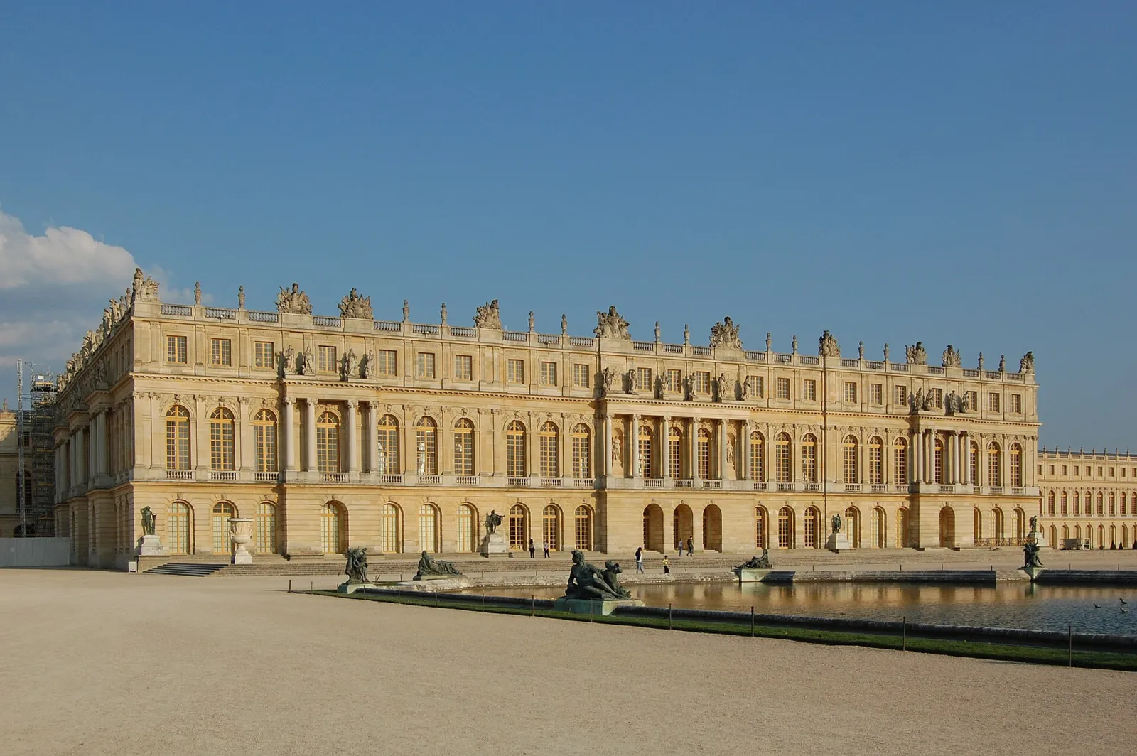 Fachada principal del Palacio de Versalles del lado de los jardines bajo un cielo azul
