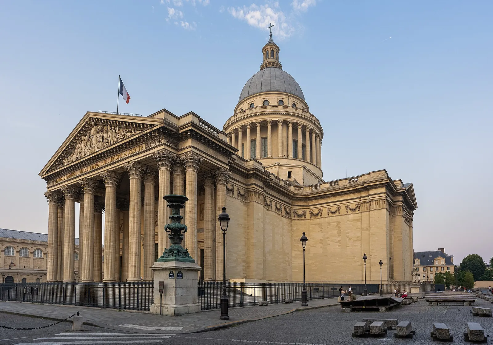 Fachada neoclásica con columnas y cúpula del Panteón de París