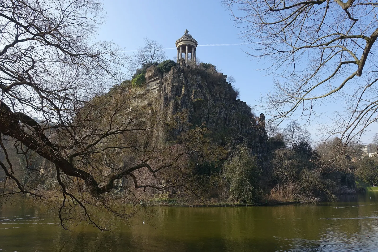 El templo de la Sibila coronando el peñasco sobre el lago del Parc des Buttes-Chaumont
