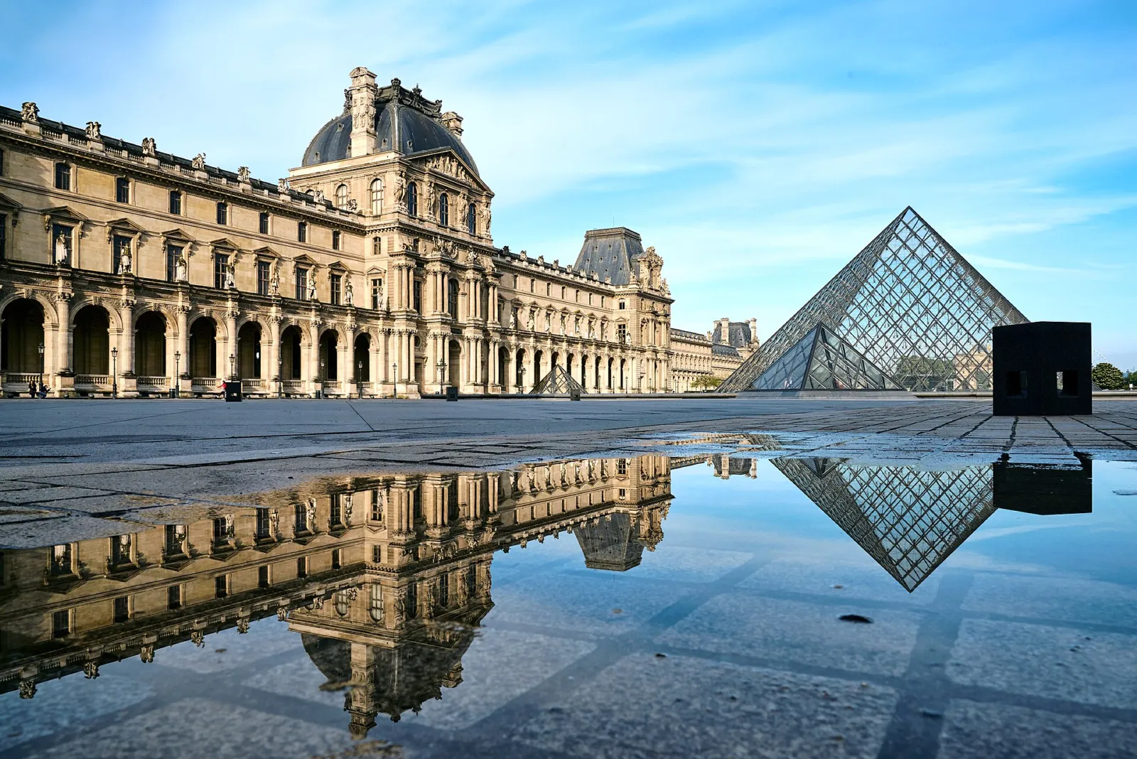 Fachada norte del ala Denon del Museo del Louvre junto a la pirámide de cristal