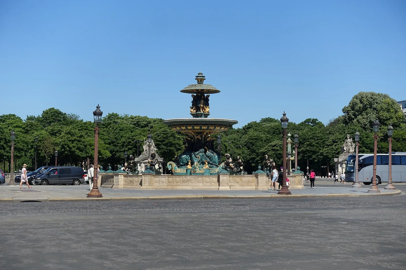 Fuente monumental de la plaza de la Concordia de París en un día soleado de cielo despejado