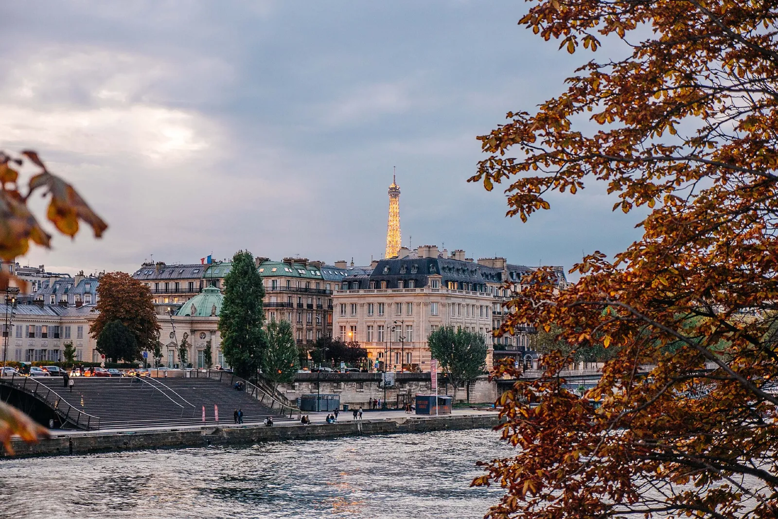 Panorámica de París con la Torre Eiffel y el Sena en otoño