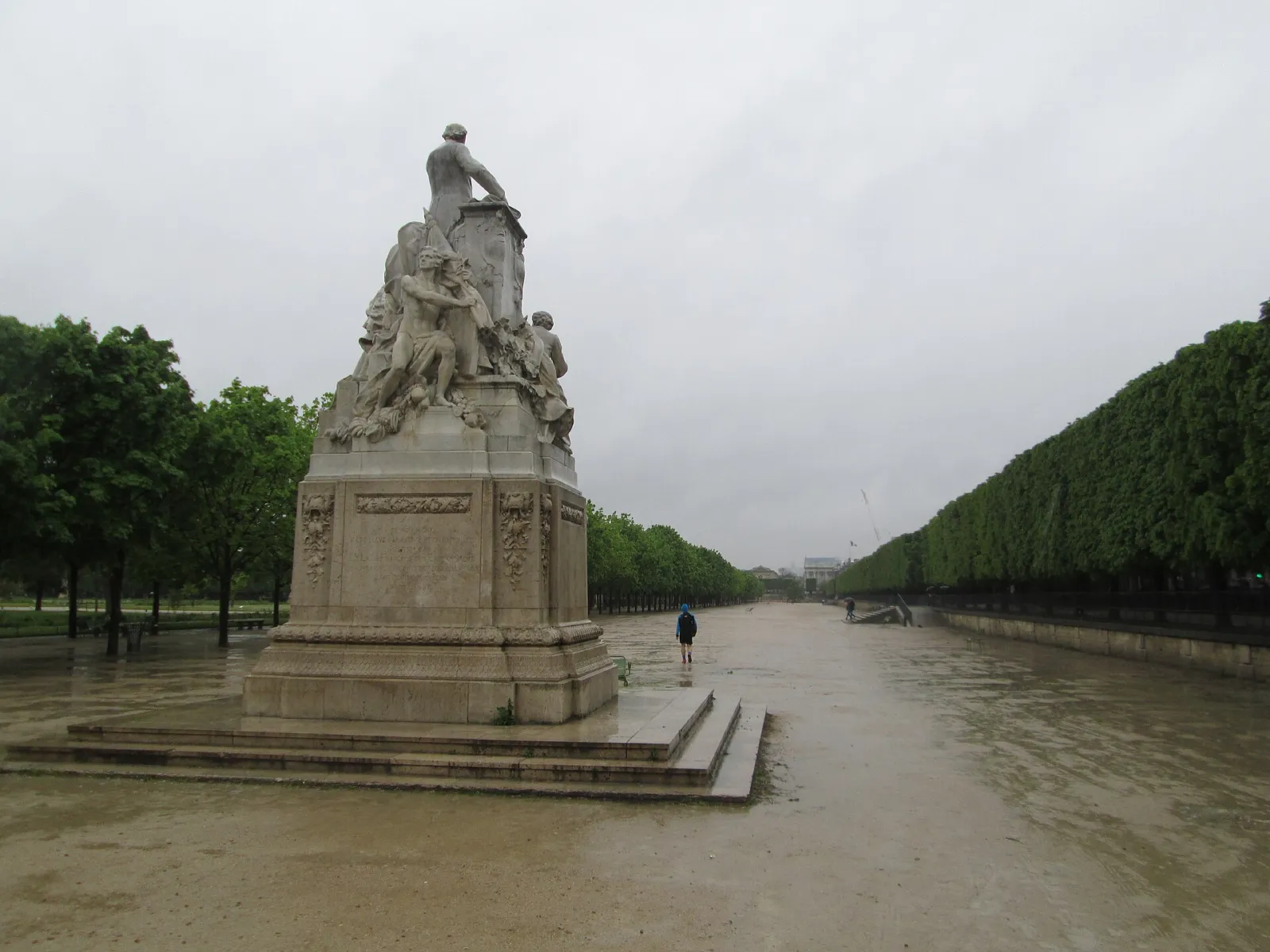 Jardín de las Tullerías en París bajo la lluvia, con paraguas, un día en que conviene llevar impermeable