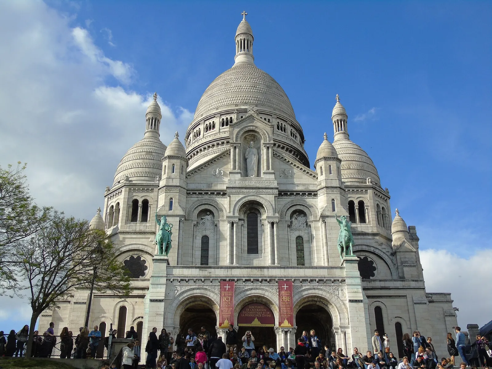 Fachada blanca y cúpulas de la basílica del Sagrado Corazón en lo alto de Montmartre