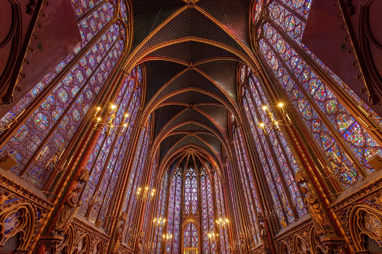 Interior de la Sainte-Chapelle con sus vidrieras góticas de colores en la capilla alta