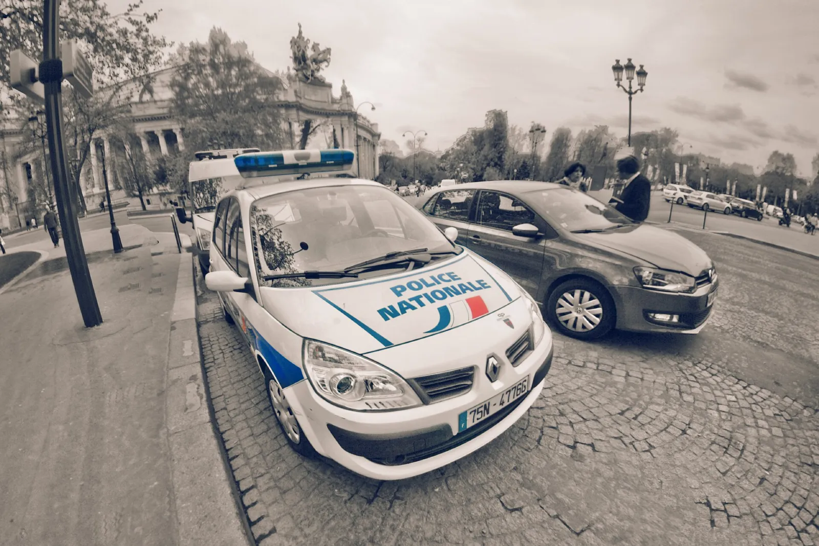 Policía Nacional en una calle de París, presencia policial habitual en zonas turísticas