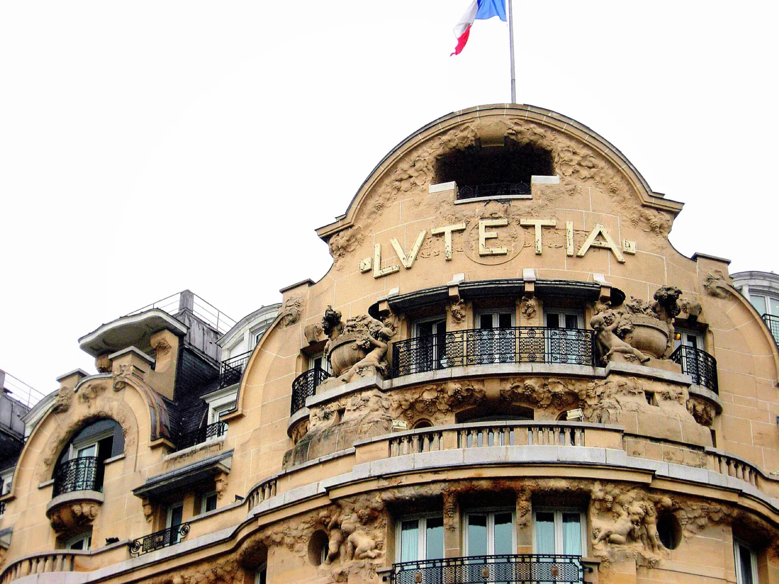 Fachada con balcones de un hotel clásico del barrio de Saint-Germain, el Hôtel Lutetia de París