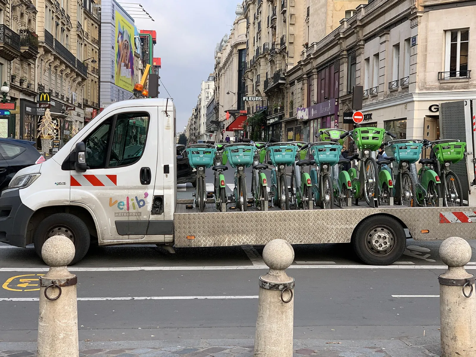 Bicicletas Vélib compartidas aparcadas en la rue de Rivoli de París