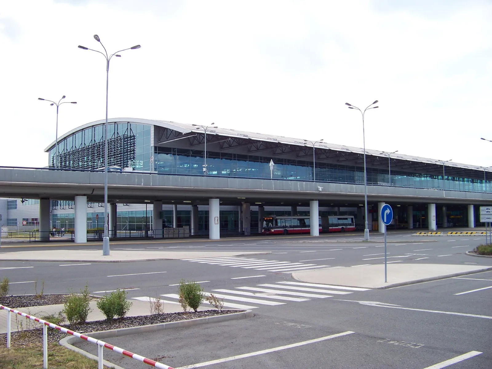 Exterior de la Terminal 2 del aeropuerto Václav Havel de Praga