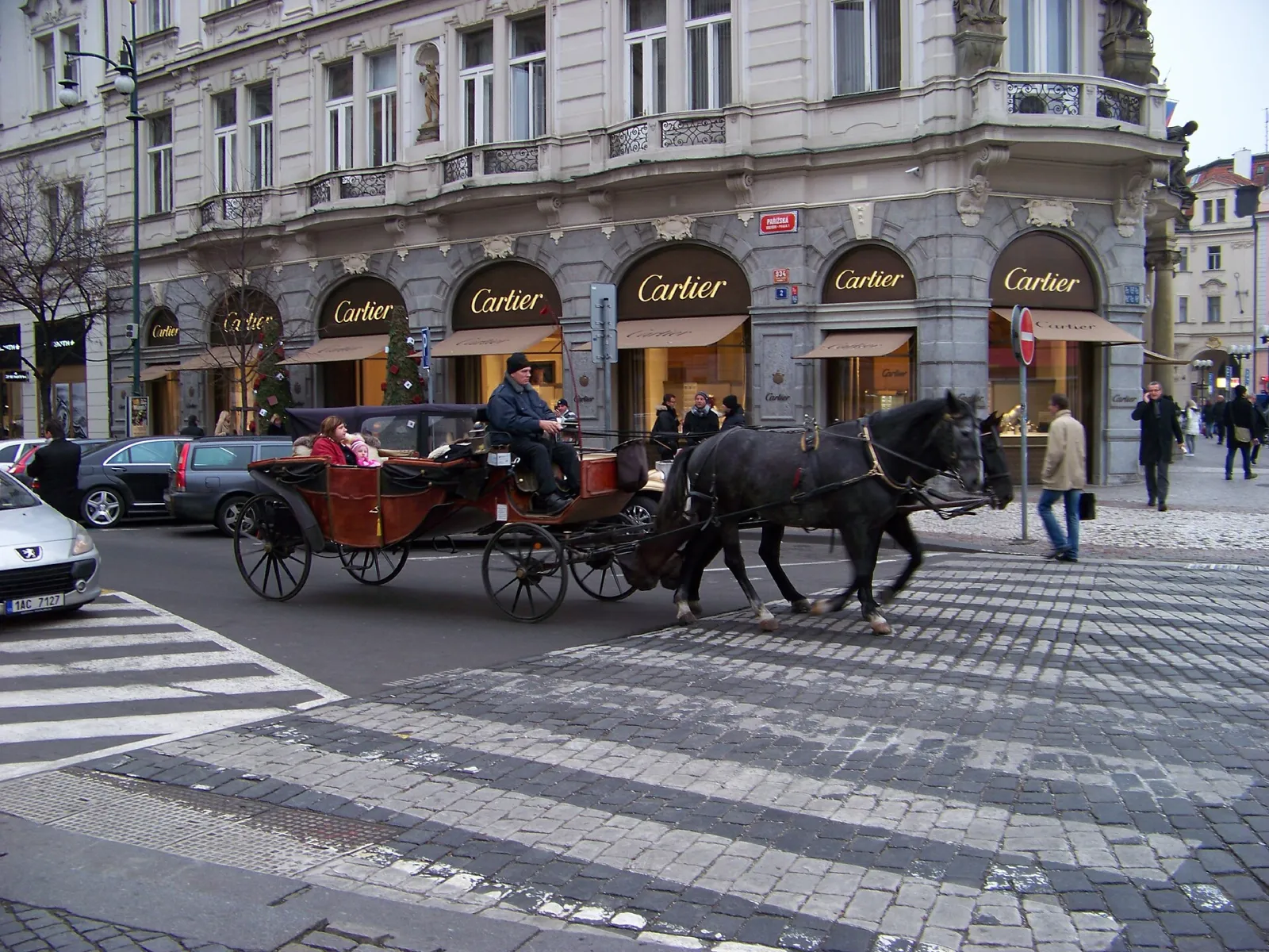 Un carruaje de caballos ante las boutiques de lujo de la calle Pařížská