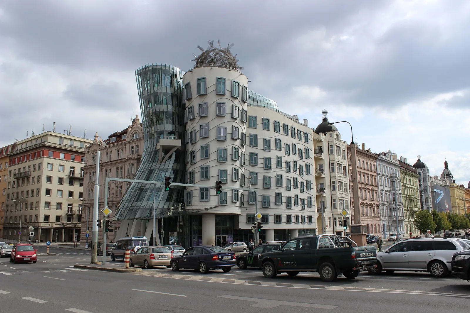 La Casa Danzante de Frank Gehry en el paseo fluvial de Rašín