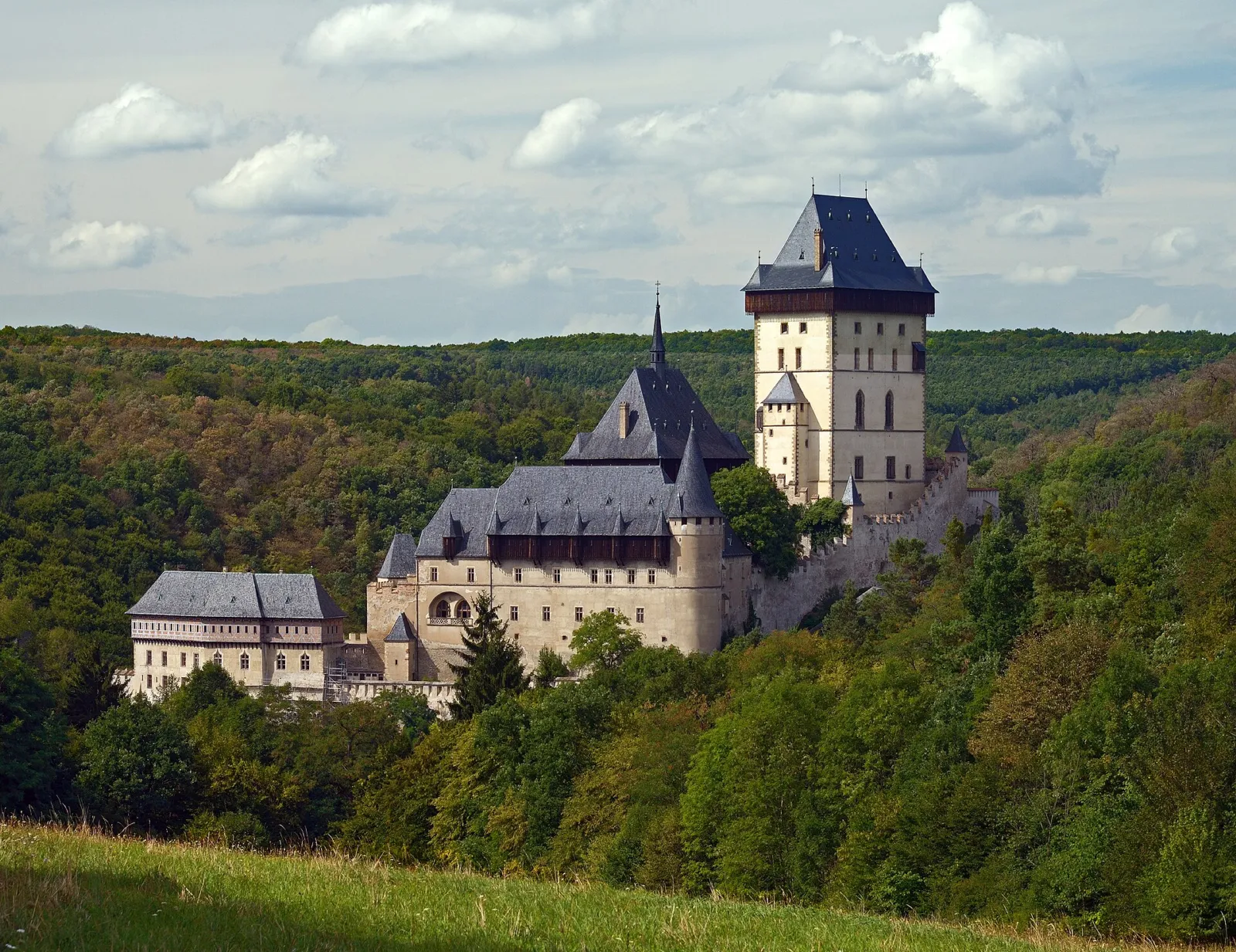 El castillo gótico de Karlštejn sobre los bosques de Bohemia Central