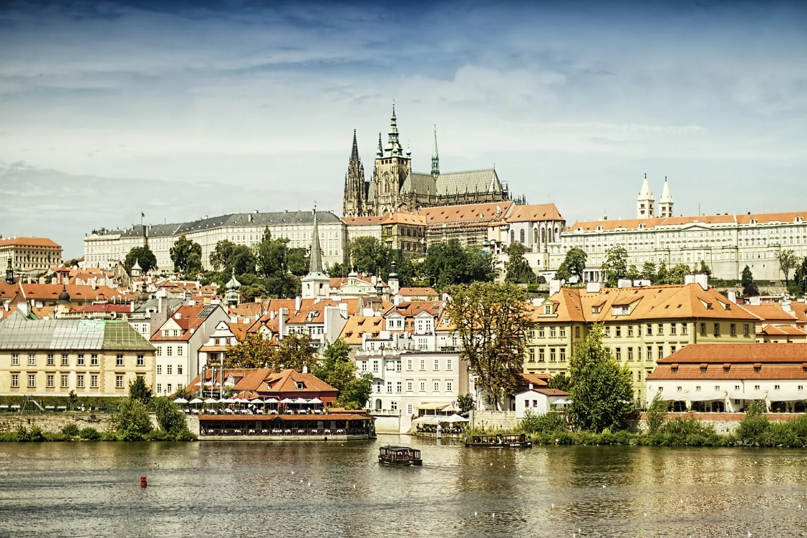 El Castillo de Praga y la catedral de San Vito vistos desde la orilla del Moldava