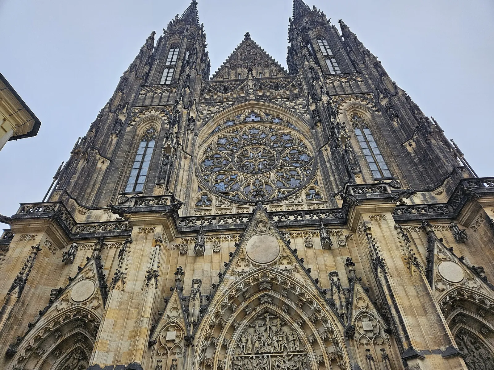 Fachada occidental de la catedral de San Vito con su rosetón y sus dos torres góticas
