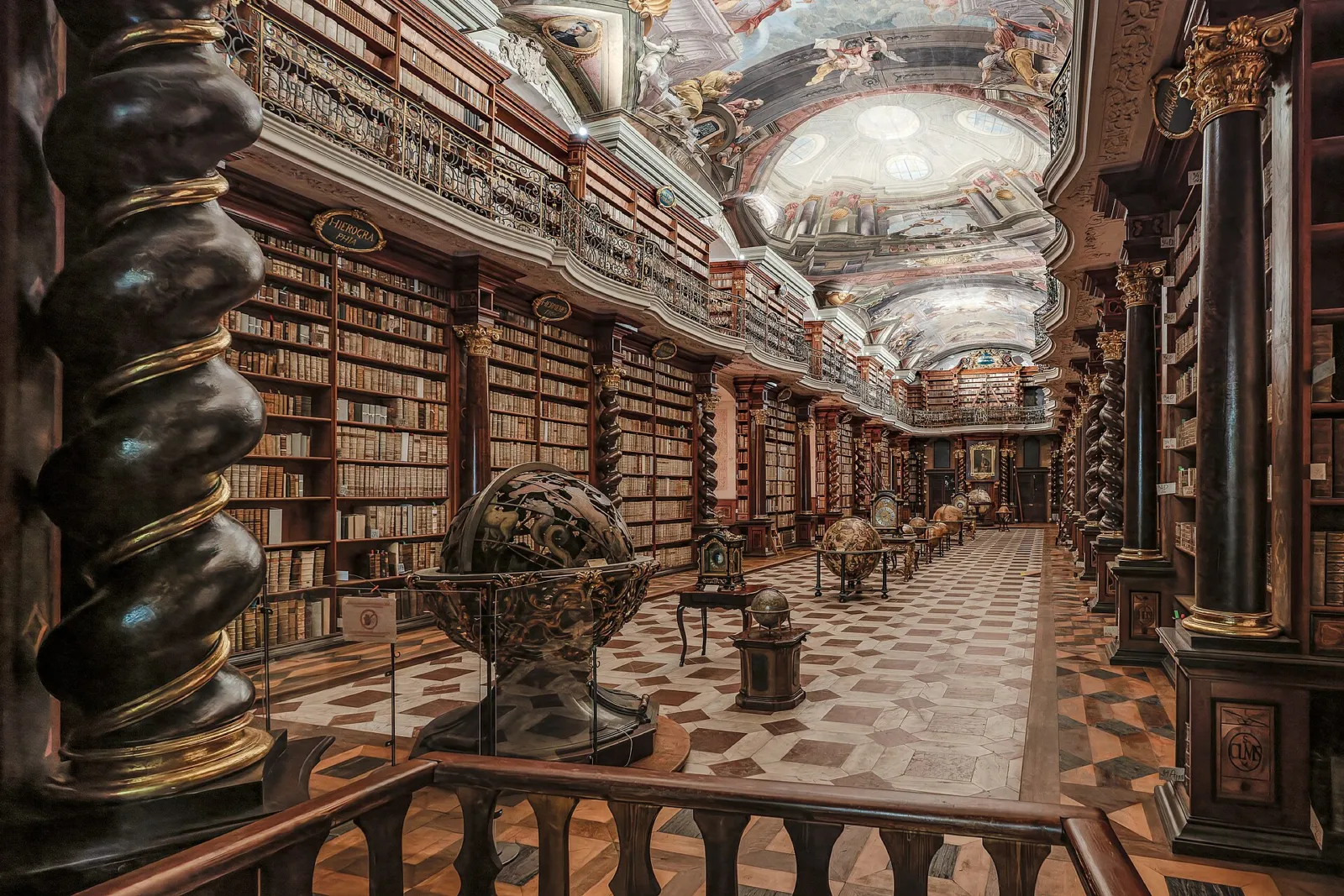 Sala de la biblioteca barroca del Clementinum con sus frescos y globos terráqueos