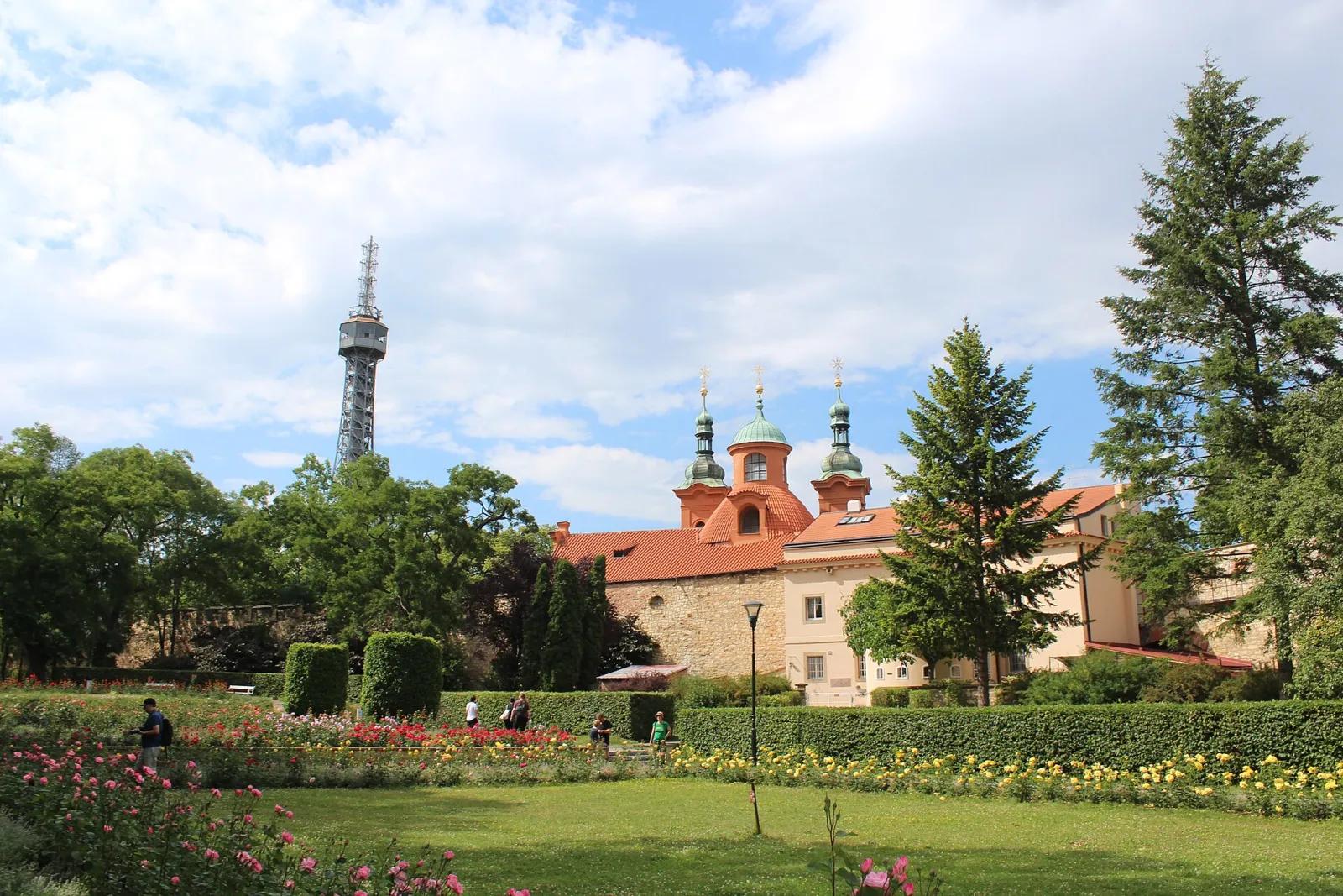 La torre mirador de Petřín asomando sobre los jardines de la colina