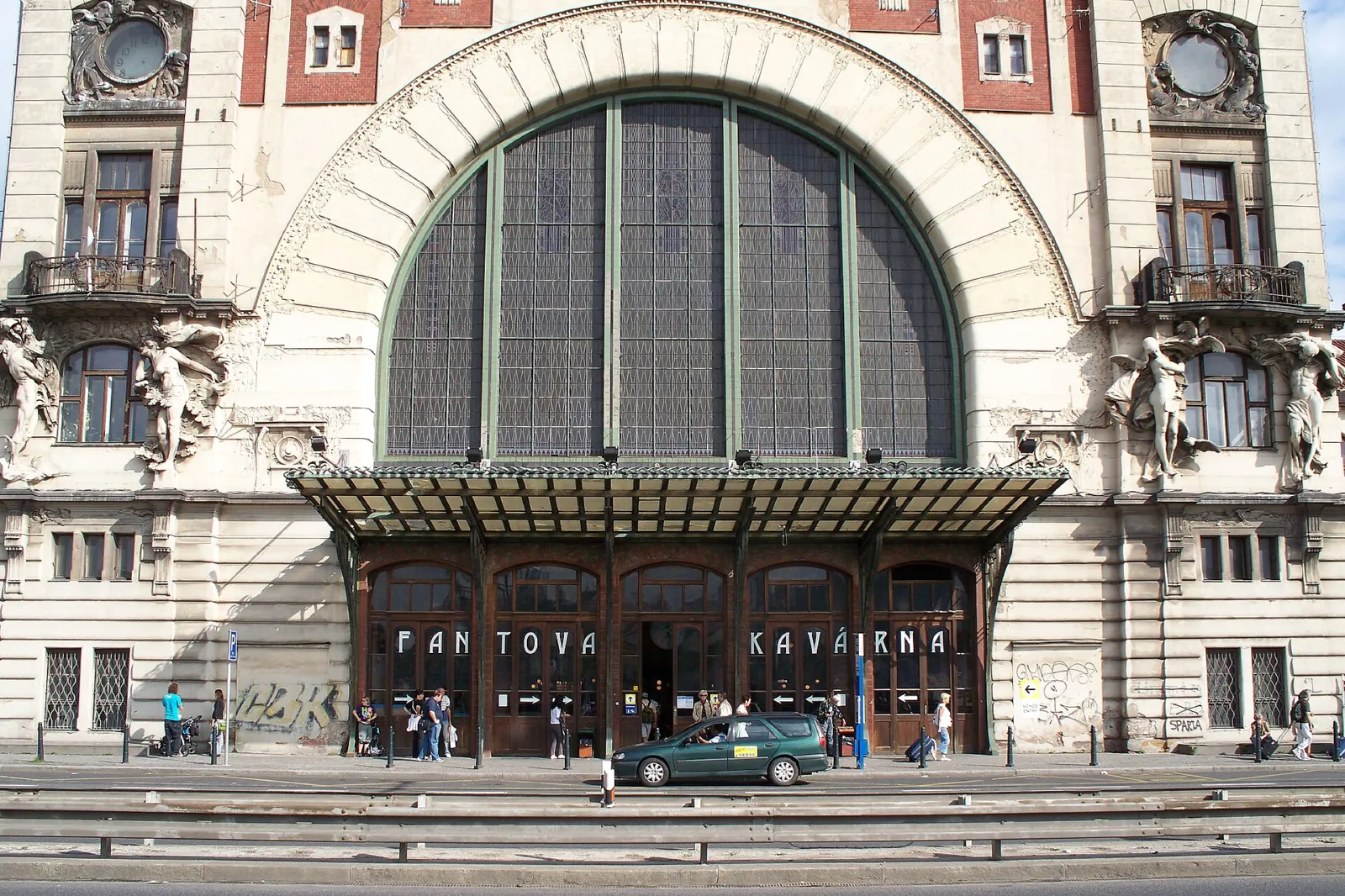 Fachada modernista del edificio Fanta de la estación central de Praga