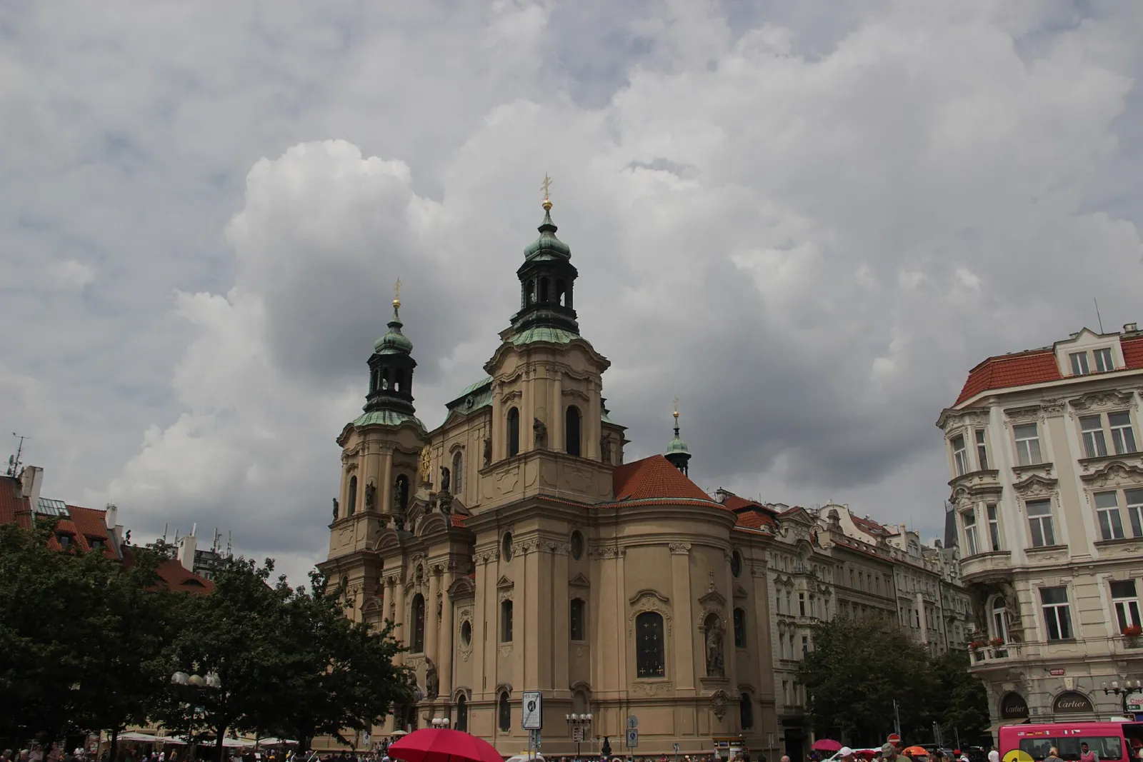 Iglesia barroca de San Nicolás en la Plaza de la Ciudad Vieja