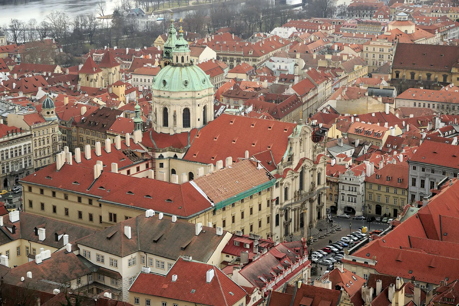 Cúpula y campanario de la iglesia de San Nicolás de Malá Strana entre los tejados rojos del barrio