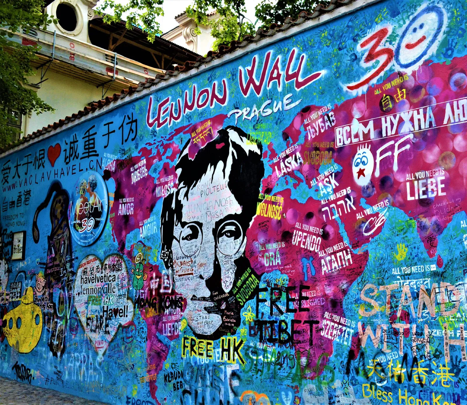 El Muro de John Lennon cubierto de grafitis de colores junto a la isla de Kampa