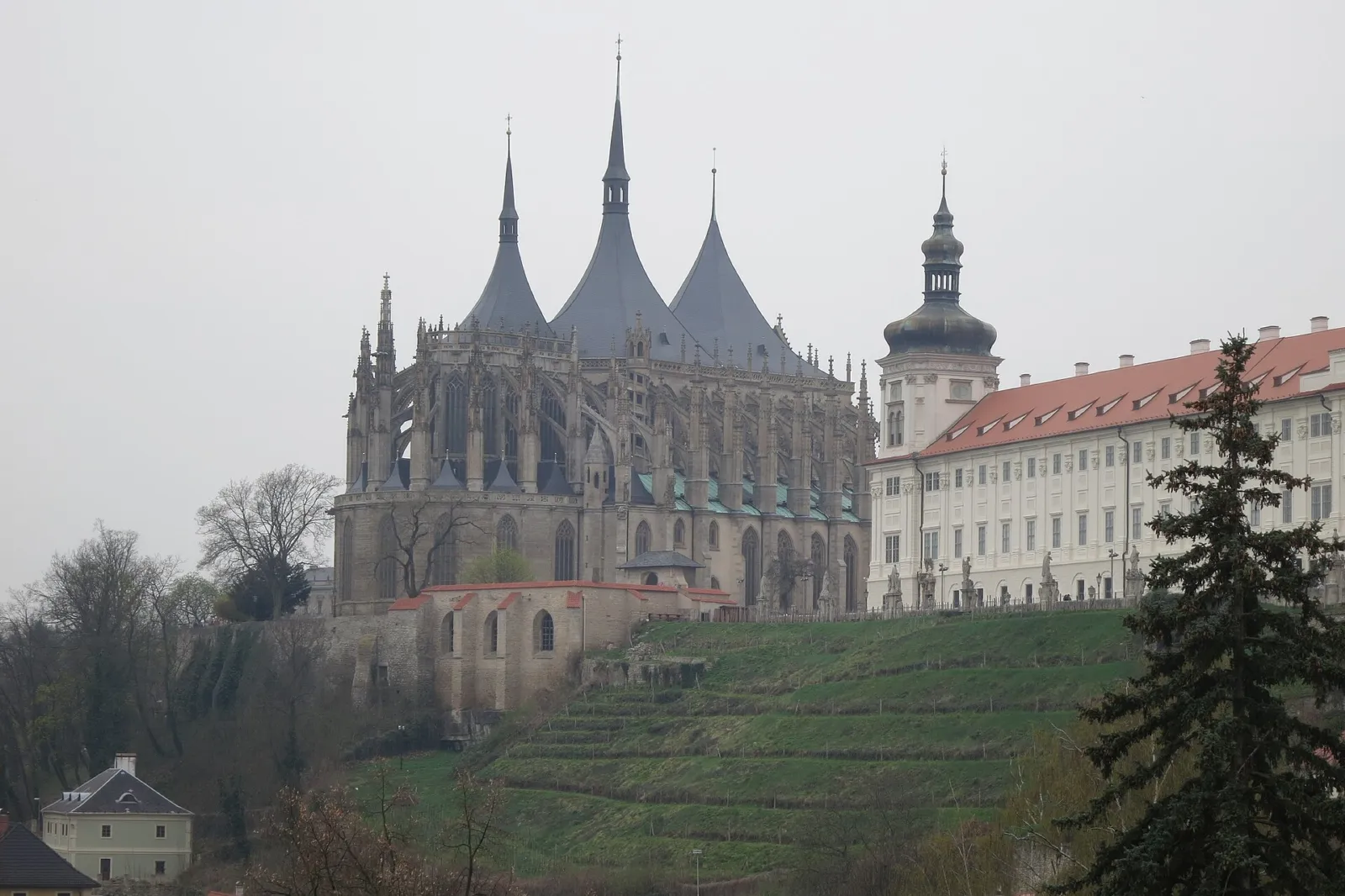 La catedral de Santa Bárbara y el antiguo colegio jesuita de Kutná Hora