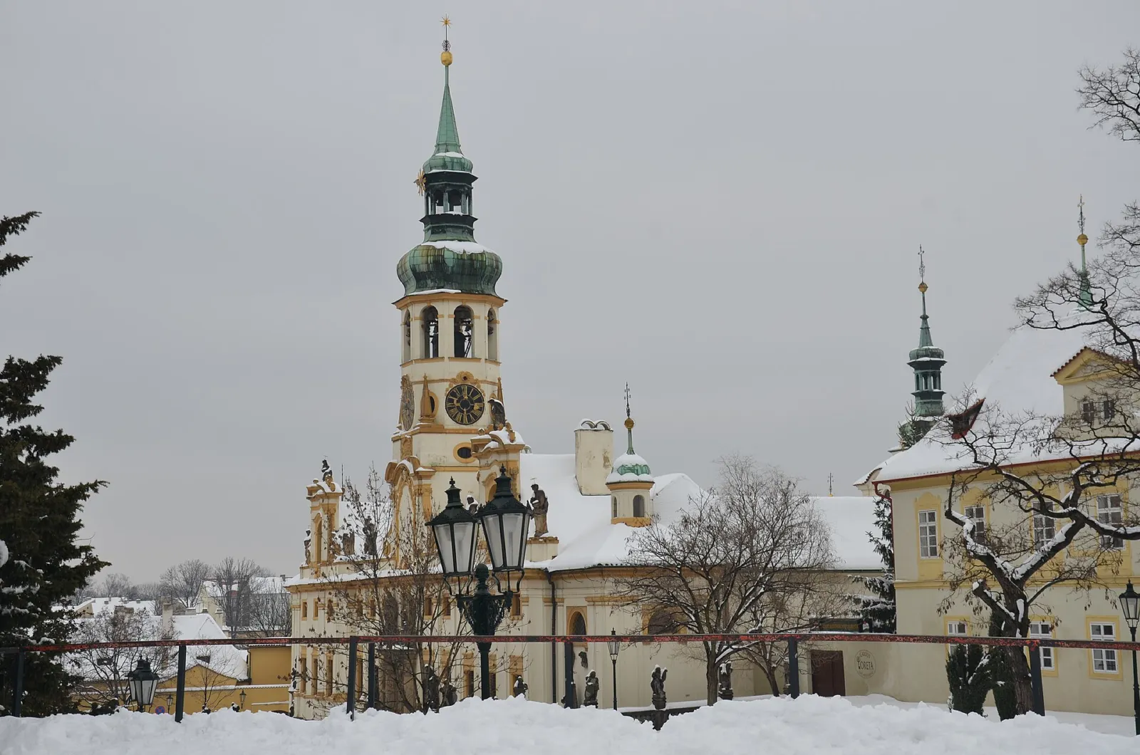 El santuario del Loreto de Praga con su torre barroca cubierto de nieve