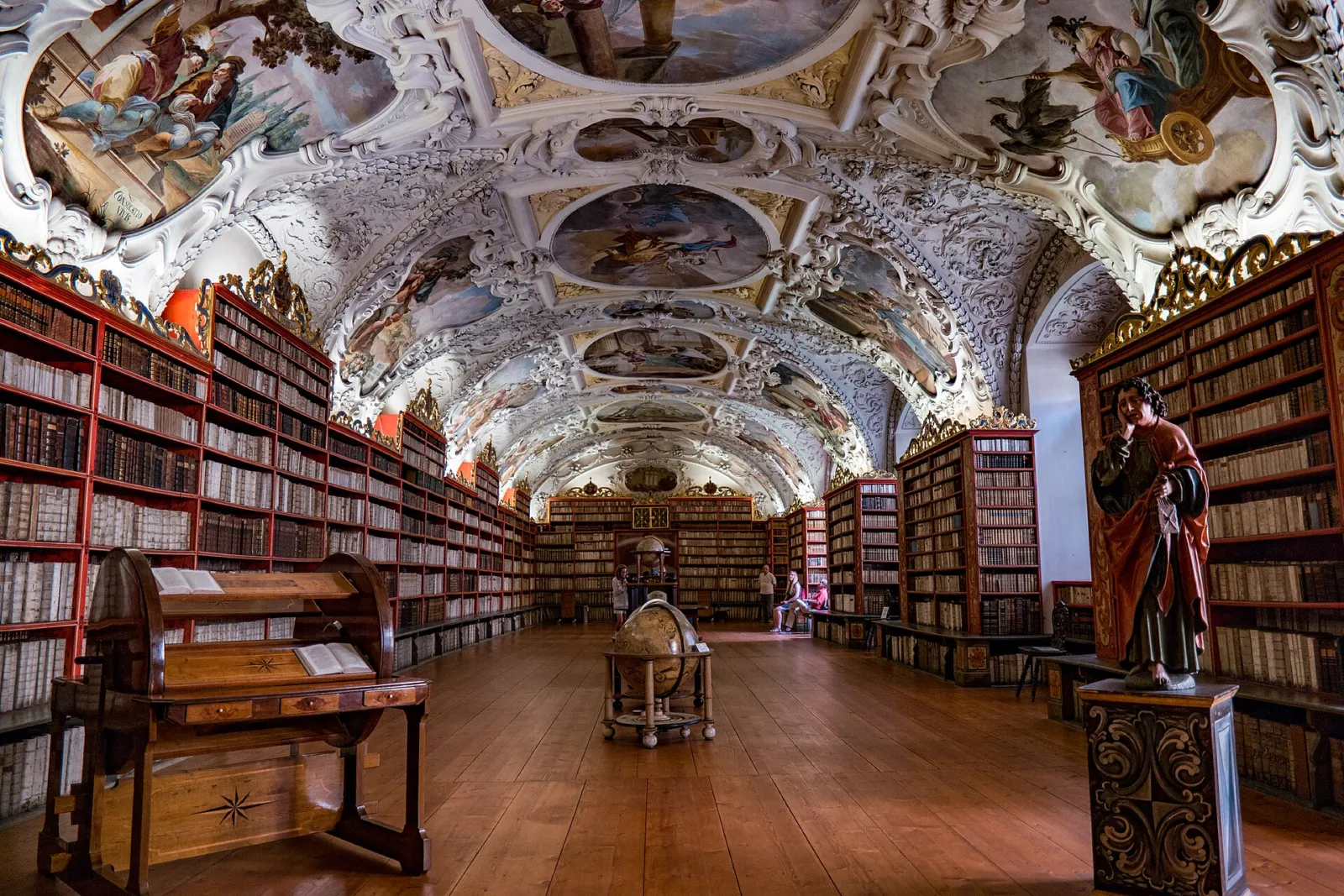 Sala Teológica de la biblioteca del Monasterio de Strahov con sus frescos y estanterías de madera