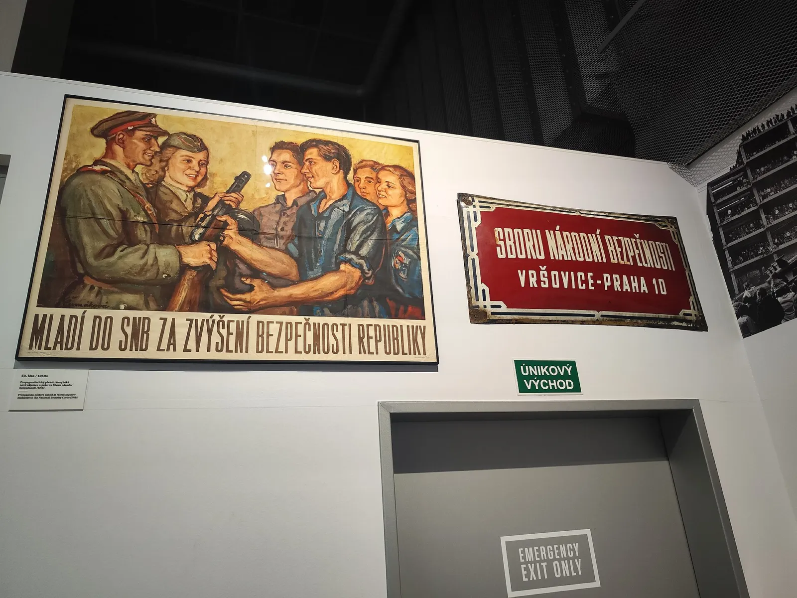 Carteles de propaganda de la época comunista expuestos en el Museo del Comunismo