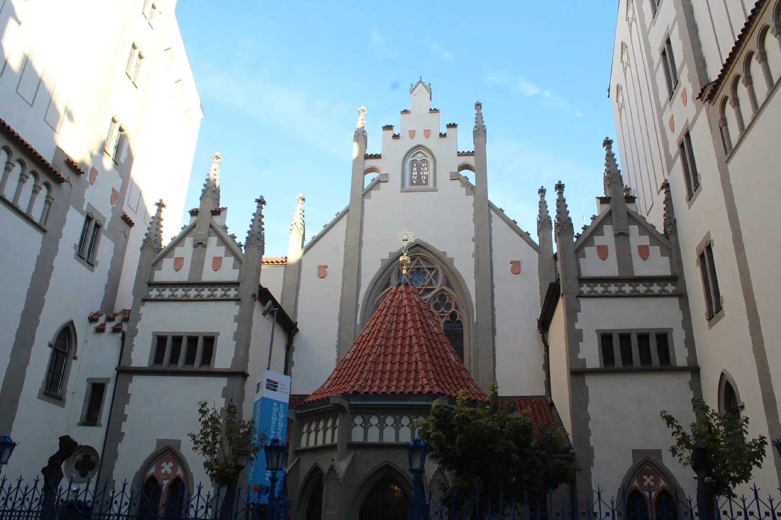 Fachada neogótica de la Sinagoga Maisel, sede de exposiciones del Museo Judío de Praga
