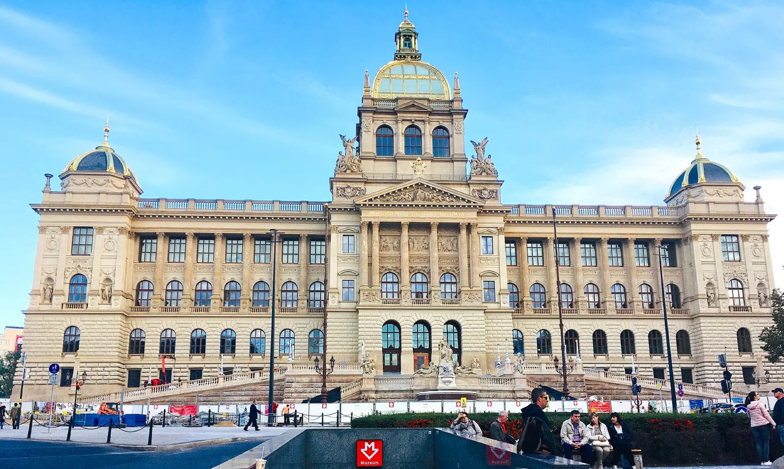 Edificio histórico del Museo Nacional en lo alto de la Plaza de Wenceslao