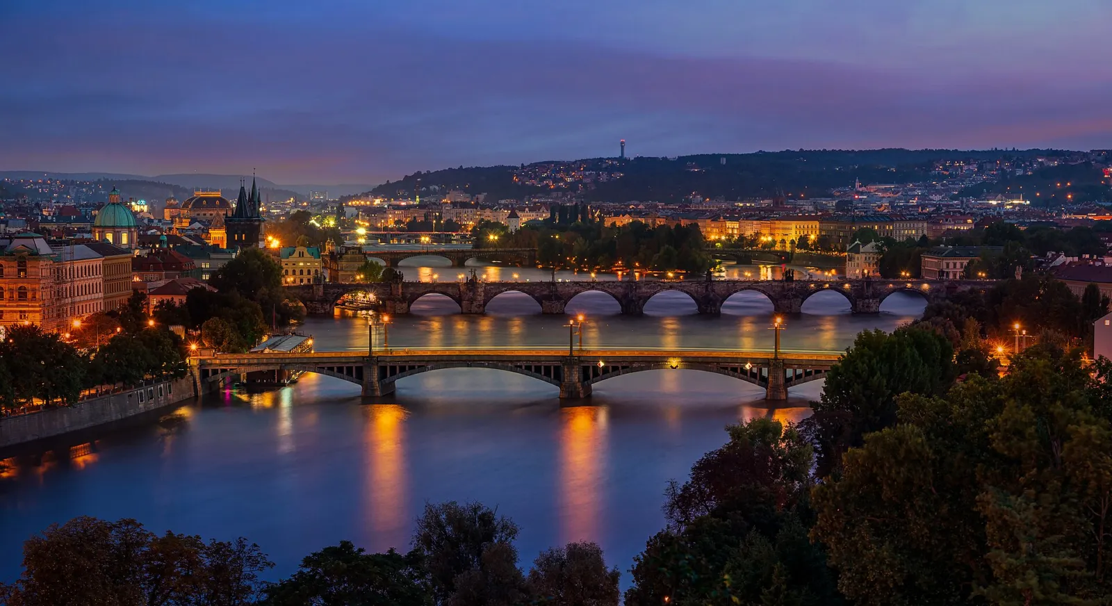Los puentes de Praga sobre el Moldava al atardecer vistos desde el parque de Letná