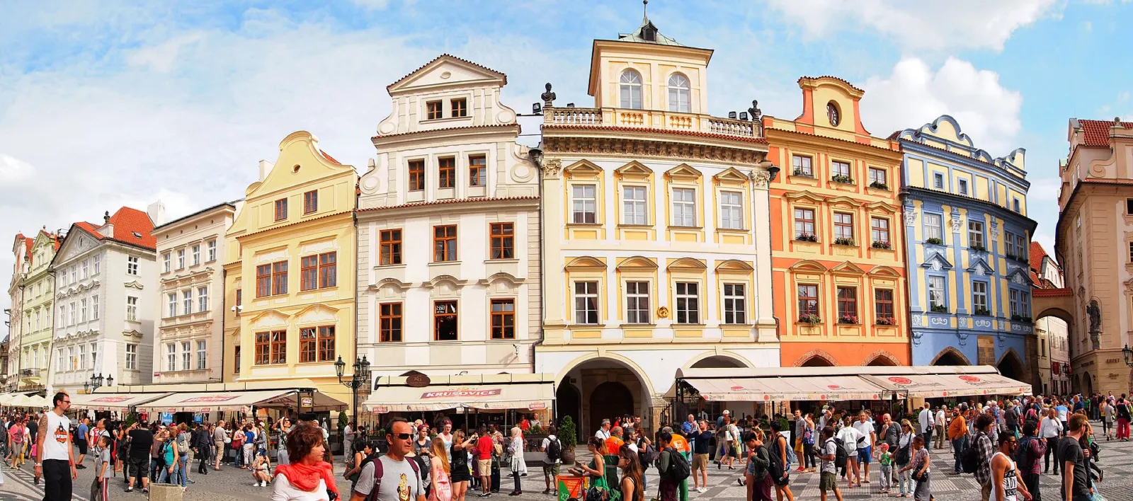 Fachadas barrocas de colores de la Plaza de la Ciudad Vieja de Praga llenas de visitantes