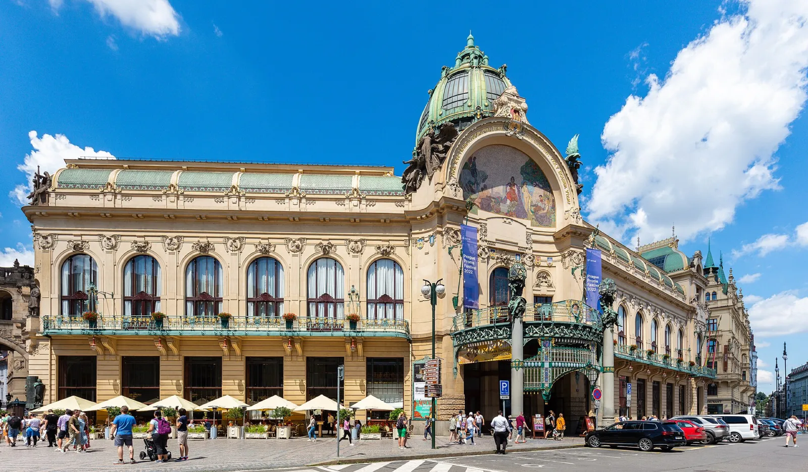 Fachada modernista de la Casa Municipal en la Plaza de la República