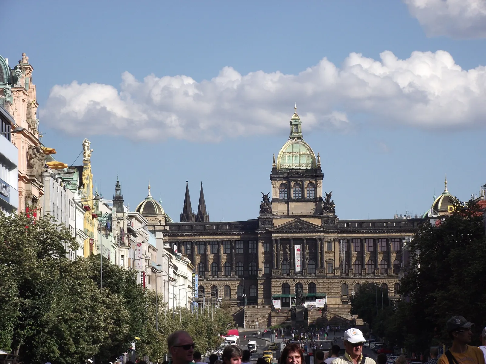 La Plaza de Wenceslao con el edificio del Museo Nacional al fondo