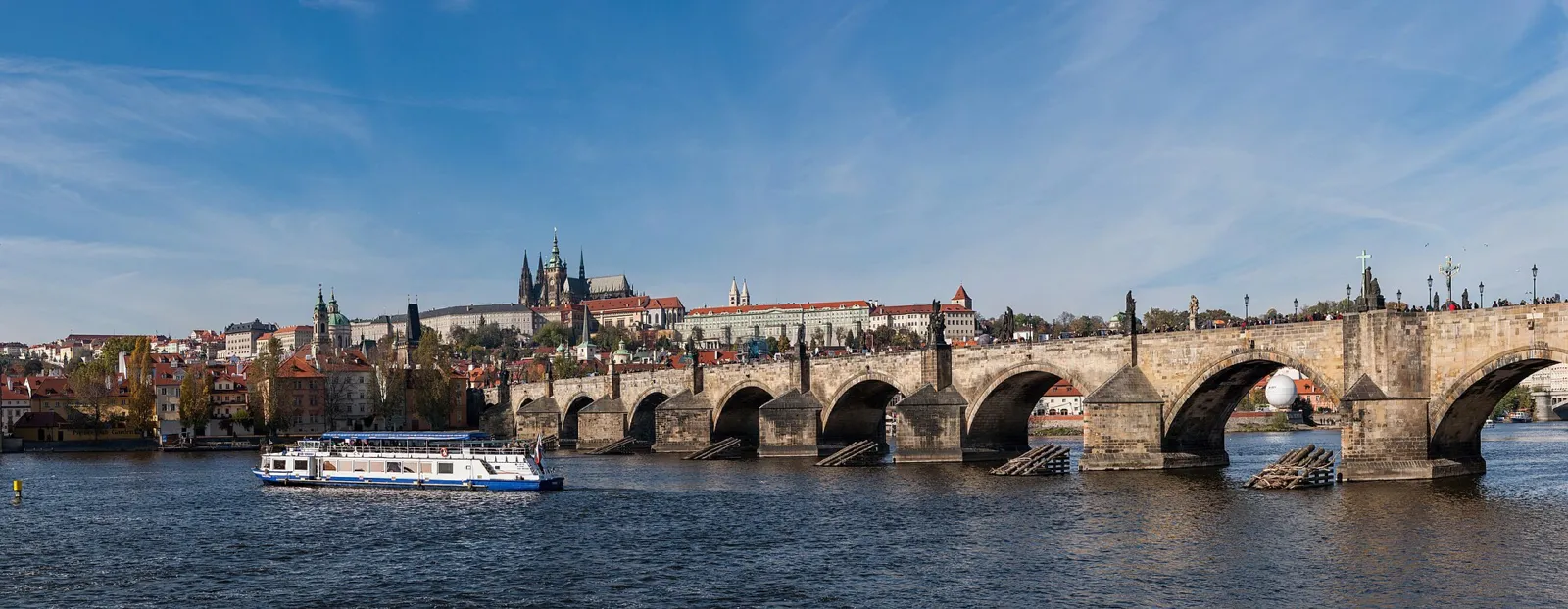 Panorámica del Castillo de Praga y el Puente de Carlos sobre el río Moldava