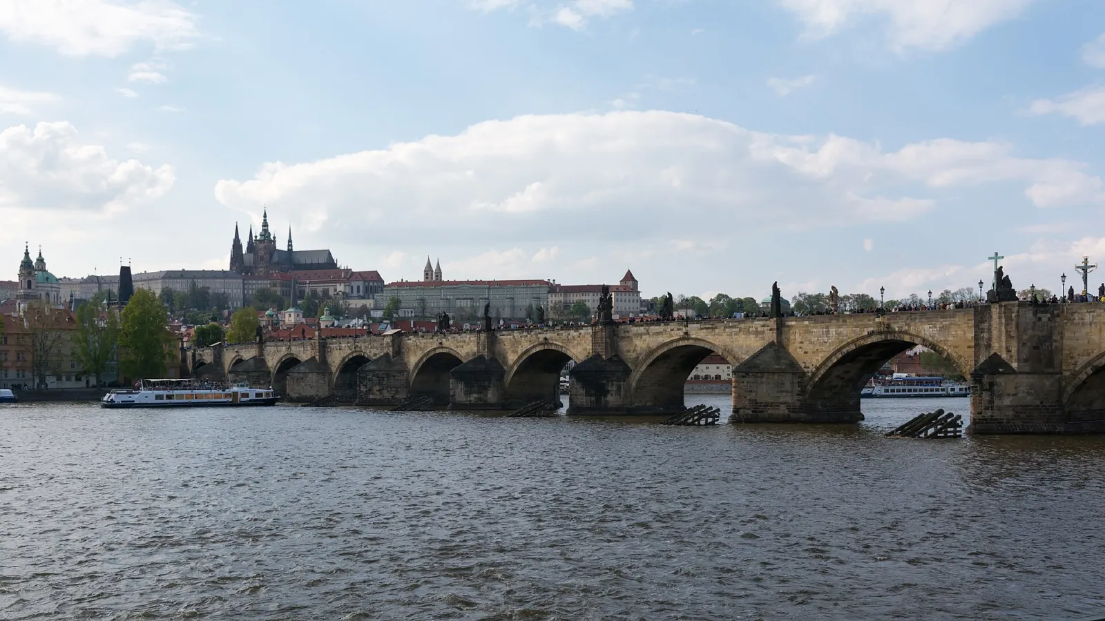 El Puente de Carlos sobre el Moldava con el Castillo de Praga al fondo