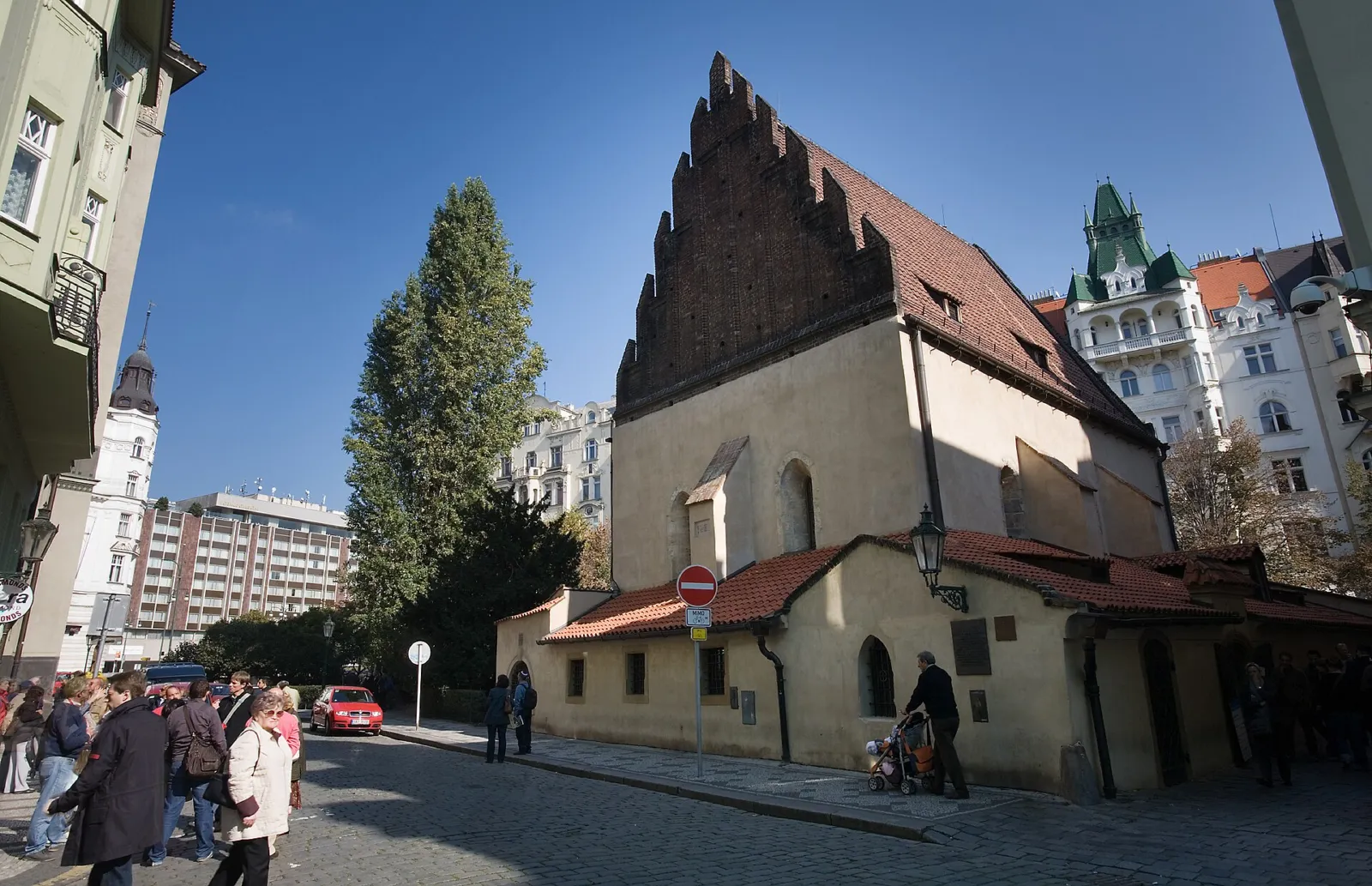 La Sinagoga Vieja-Nueva de Praga con su característico tejado gótico de ladrillo