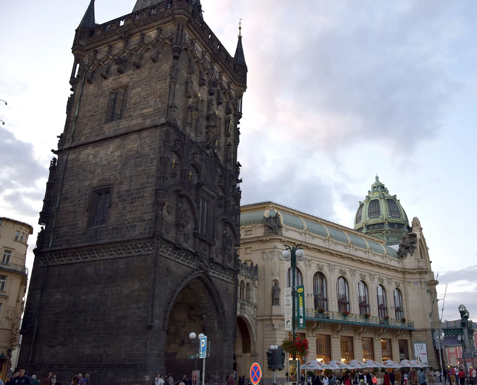 La Torre de la Pólvora, puerta gótica de la Ciudad Vieja, junto a la Casa Municipal