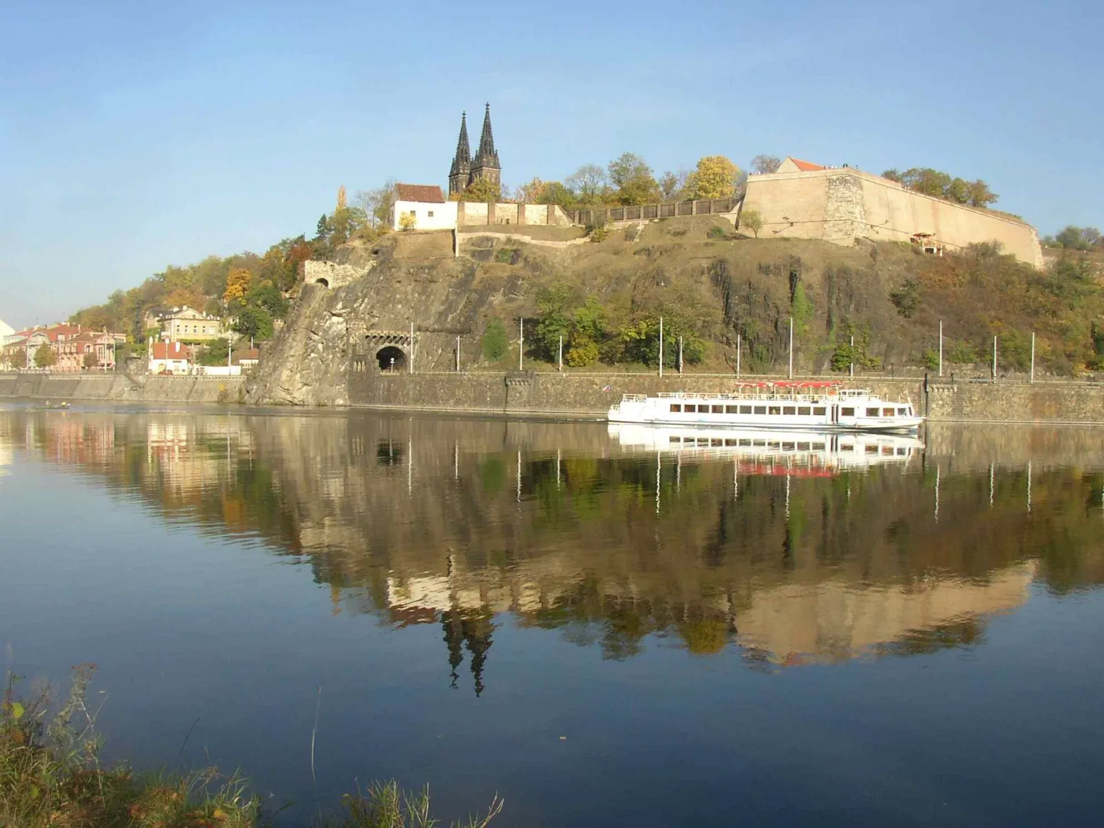 La fortaleza de Vyšehrad y las torres de la basílica de San Pedro y San Pablo sobre el Moldava
